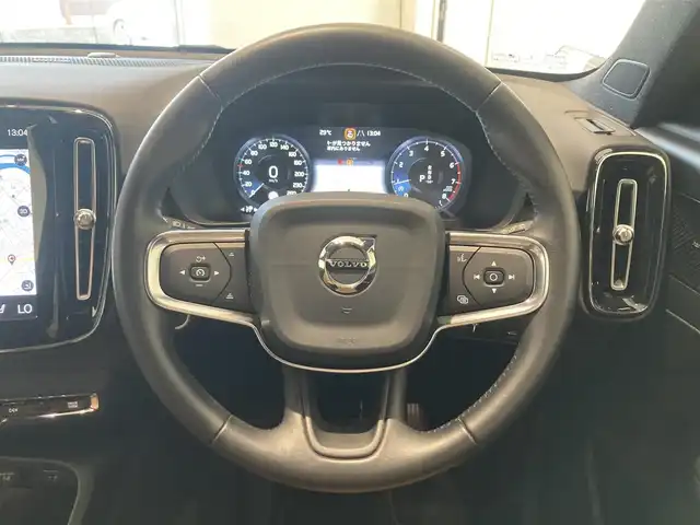 ボルボ ＸＣ４０ T4 AWD インスクリプション 熊本県 2018(平30)年 3.7万km ルミナスサンドメタリック ・スマートキー/・プッシュスタート/・City Safety/・レーンキープエイド/・ロードサインインフォメーション/・ドライバーアラート/・ハイビームアシスト/・パーキングアシスト/・クロストラフィックアラート/・ブラインドスポットモニター/・アクティブ・ペンディング・ライト/・衝突回避/・クルーズコントロール(追従式)/・茶革シート/・前席パワーシート/・前席シートヒーター /・ハンドルヒーター /・純正メモリナビ/　【Bluetooth・USB・AppleCarPlay・AndroidAuto】/・harman/kardonサウンドシステム/・フルセグTV/・全方位カメラ/・ETC/・パワーバックドア/・LEDヘッドランプ/・LEDフォグランプ/・純正マット/・純正バイザー