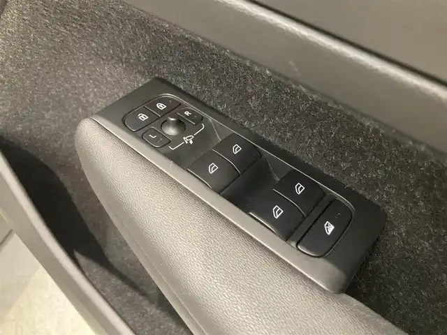 ボルボ ＸＣ４０ T4 AWD インスクリプション 熊本県 2018(平30)年 3.7万km ルミナスサンドメタリック ・スマートキー/・プッシュスタート/・City Safety/・レーンキープエイド/・ロードサインインフォメーション/・ドライバーアラート/・ハイビームアシスト/・パーキングアシスト/・クロストラフィックアラート/・ブラインドスポットモニター/・アクティブ・ペンディング・ライト/・衝突回避/・クルーズコントロール(追従式)/・茶革シート/・前席パワーシート/・前席シートヒーター /・ハンドルヒーター /・純正メモリナビ/　【Bluetooth・USB・AppleCarPlay・AndroidAuto】/・harman/kardonサウンドシステム/・フルセグTV/・全方位カメラ/・ETC/・パワーバックドア/・LEDヘッドランプ/・LEDフォグランプ/・純正マット/・純正バイザー