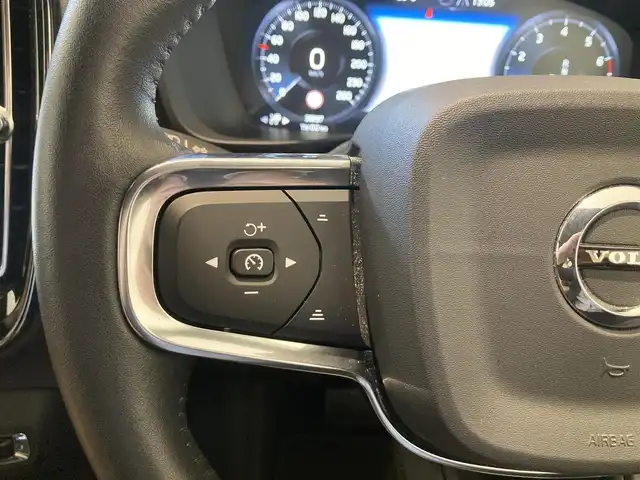 ボルボ ＸＣ４０ T4 AWD インスクリプション 熊本県 2018(平30)年 3.7万km ルミナスサンドメタリック ・スマートキー/・プッシュスタート/・City Safety/・レーンキープエイド/・ロードサインインフォメーション/・ドライバーアラート/・ハイビームアシスト/・パーキングアシスト/・クロストラフィックアラート/・ブラインドスポットモニター/・アクティブ・ペンディング・ライト/・衝突回避/・クルーズコントロール(追従式)/・茶革シート/・前席パワーシート/・前席シートヒーター /・ハンドルヒーター /・純正メモリナビ/　【Bluetooth・USB・AppleCarPlay・AndroidAuto】/・harman/kardonサウンドシステム/・フルセグTV/・全方位カメラ/・ETC/・パワーバックドア/・LEDヘッドランプ/・LEDフォグランプ/・純正マット/・純正バイザー