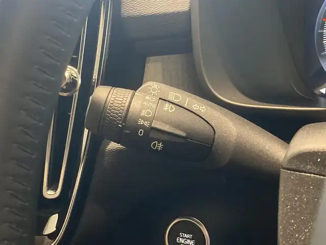 ボルボ ＸＣ４０ T4 AWD インスクリプション 熊本県 2018(平30)年 3.7万km ルミナスサンドメタリック ・スマートキー/・プッシュスタート/・City Safety/・レーンキープエイド/・ロードサインインフォメーション/・ドライバーアラート/・ハイビームアシスト/・パーキングアシスト/・クロストラフィックアラート/・ブラインドスポットモニター/・アクティブ・ペンディング・ライト/・衝突回避/・クルーズコントロール(追従式)/・茶革シート/・前席パワーシート/・前席シートヒーター /・ハンドルヒーター /・純正メモリナビ/　【Bluetooth・USB・AppleCarPlay・AndroidAuto】/・harman/kardonサウンドシステム/・フルセグTV/・全方位カメラ/・ETC/・パワーバックドア/・LEDヘッドランプ/・LEDフォグランプ/・純正マット/・純正バイザー