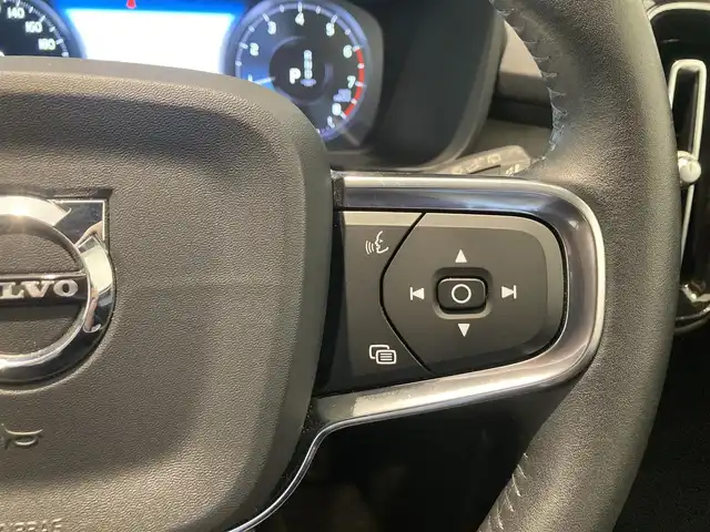 ボルボ ＸＣ４０ T4 AWD インスクリプション 熊本県 2018(平30)年 3.7万km ルミナスサンドメタリック ・スマートキー/・プッシュスタート/・City Safety/・レーンキープエイド/・ロードサインインフォメーション/・ドライバーアラート/・ハイビームアシスト/・パーキングアシスト/・クロストラフィックアラート/・ブラインドスポットモニター/・アクティブ・ペンディング・ライト/・衝突回避/・クルーズコントロール(追従式)/・茶革シート/・前席パワーシート/・前席シートヒーター /・ハンドルヒーター /・純正メモリナビ/　【Bluetooth・USB・AppleCarPlay・AndroidAuto】/・harman/kardonサウンドシステム/・フルセグTV/・全方位カメラ/・ETC/・パワーバックドア/・LEDヘッドランプ/・LEDフォグランプ/・純正マット/・純正バイザー