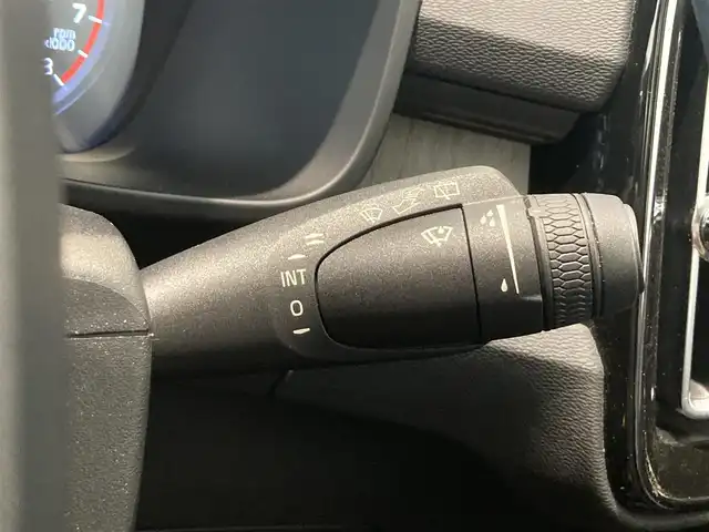 ボルボ ＸＣ４０ T4 AWD インスクリプション 熊本県 2018(平30)年 3.7万km ルミナスサンドメタリック ・スマートキー/・プッシュスタート/・City Safety/・レーンキープエイド/・ロードサインインフォメーション/・ドライバーアラート/・ハイビームアシスト/・パーキングアシスト/・クロストラフィックアラート/・ブラインドスポットモニター/・アクティブ・ペンディング・ライト/・衝突回避/・クルーズコントロール(追従式)/・茶革シート/・前席パワーシート/・前席シートヒーター /・ハンドルヒーター /・純正メモリナビ/　【Bluetooth・USB・AppleCarPlay・AndroidAuto】/・harman/kardonサウンドシステム/・フルセグTV/・全方位カメラ/・ETC/・パワーバックドア/・LEDヘッドランプ/・LEDフォグランプ/・純正マット/・純正バイザー
