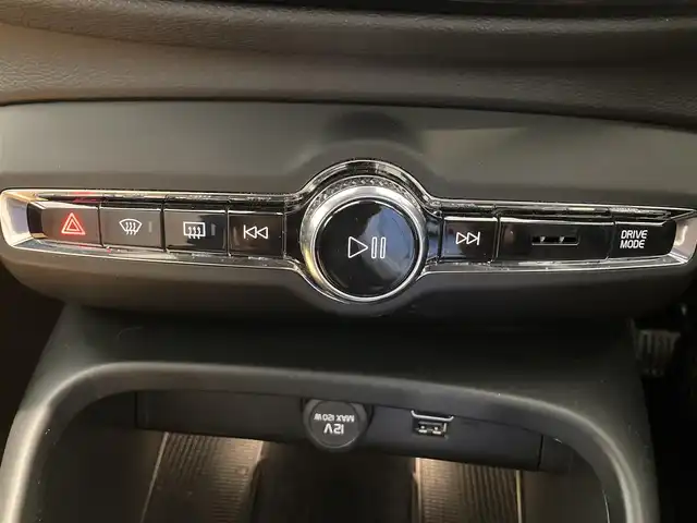 ボルボ ＸＣ４０ T4 AWD インスクリプション 熊本県 2018(平30)年 3.7万km ルミナスサンドメタリック ・スマートキー/・プッシュスタート/・City Safety/・レーンキープエイド/・ロードサインインフォメーション/・ドライバーアラート/・ハイビームアシスト/・パーキングアシスト/・クロストラフィックアラート/・ブラインドスポットモニター/・アクティブ・ペンディング・ライト/・衝突回避/・クルーズコントロール(追従式)/・茶革シート/・前席パワーシート/・前席シートヒーター /・ハンドルヒーター /・純正メモリナビ/　【Bluetooth・USB・AppleCarPlay・AndroidAuto】/・harman/kardonサウンドシステム/・フルセグTV/・全方位カメラ/・ETC/・パワーバックドア/・LEDヘッドランプ/・LEDフォグランプ/・純正マット/・純正バイザー