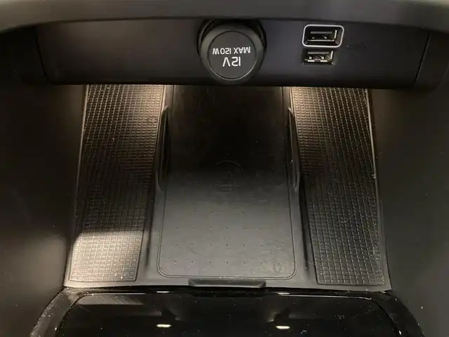 ボルボ ＸＣ４０ T4 AWD インスクリプション 熊本県 2018(平30)年 3.7万km ルミナスサンドメタリック ・スマートキー/・プッシュスタート/・City Safety/・レーンキープエイド/・ロードサインインフォメーション/・ドライバーアラート/・ハイビームアシスト/・パーキングアシスト/・クロストラフィックアラート/・ブラインドスポットモニター/・アクティブ・ペンディング・ライト/・衝突回避/・クルーズコントロール(追従式)/・茶革シート/・前席パワーシート/・前席シートヒーター /・ハンドルヒーター /・純正メモリナビ/　【Bluetooth・USB・AppleCarPlay・AndroidAuto】/・harman/kardonサウンドシステム/・フルセグTV/・全方位カメラ/・ETC/・パワーバックドア/・LEDヘッドランプ/・LEDフォグランプ/・純正マット/・純正バイザー