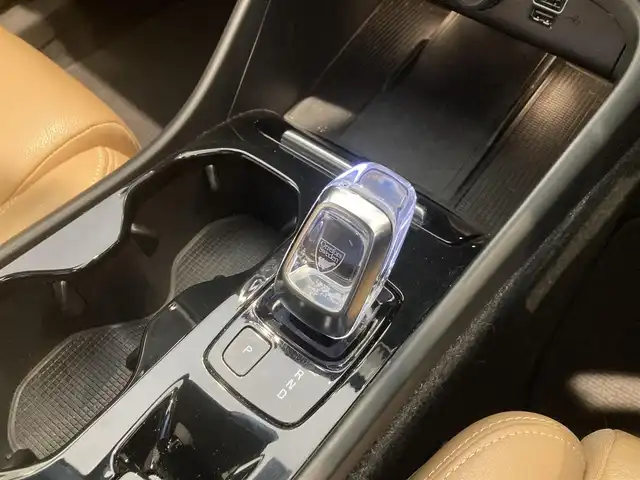 ボルボ ＸＣ４０ T4 AWD インスクリプション 熊本県 2018(平30)年 3.7万km ルミナスサンドメタリック ・スマートキー/・プッシュスタート/・City Safety/・レーンキープエイド/・ロードサインインフォメーション/・ドライバーアラート/・ハイビームアシスト/・パーキングアシスト/・クロストラフィックアラート/・ブラインドスポットモニター/・アクティブ・ペンディング・ライト/・衝突回避/・クルーズコントロール(追従式)/・茶革シート/・前席パワーシート/・前席シートヒーター /・ハンドルヒーター /・純正メモリナビ/　【Bluetooth・USB・AppleCarPlay・AndroidAuto】/・harman/kardonサウンドシステム/・フルセグTV/・全方位カメラ/・ETC/・パワーバックドア/・LEDヘッドランプ/・LEDフォグランプ/・純正マット/・純正バイザー
