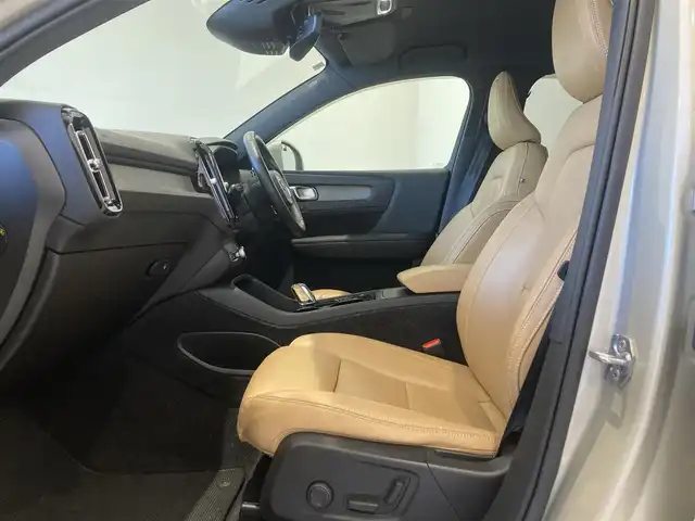 ボルボ ＸＣ４０ T4 AWD インスクリプション 熊本県 2018(平30)年 3.7万km ルミナスサンドメタリック ・スマートキー/・プッシュスタート/・City Safety/・レーンキープエイド/・ロードサインインフォメーション/・ドライバーアラート/・ハイビームアシスト/・パーキングアシスト/・クロストラフィックアラート/・ブラインドスポットモニター/・アクティブ・ペンディング・ライト/・衝突回避/・クルーズコントロール(追従式)/・茶革シート/・前席パワーシート/・前席シートヒーター /・ハンドルヒーター /・純正メモリナビ/　【Bluetooth・USB・AppleCarPlay・AndroidAuto】/・harman/kardonサウンドシステム/・フルセグTV/・全方位カメラ/・ETC/・パワーバックドア/・LEDヘッドランプ/・LEDフォグランプ/・純正マット/・純正バイザー