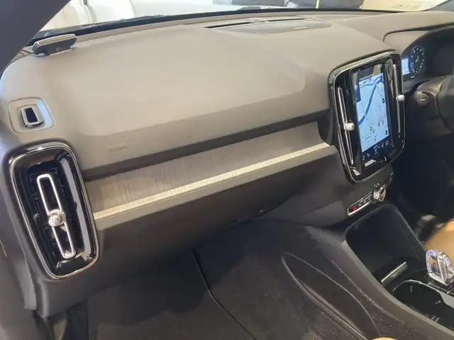 ボルボ ＸＣ４０ T4 AWD インスクリプション 熊本県 2018(平30)年 3.7万km ルミナスサンドメタリック ・スマートキー/・プッシュスタート/・City Safety/・レーンキープエイド/・ロードサインインフォメーション/・ドライバーアラート/・ハイビームアシスト/・パーキングアシスト/・クロストラフィックアラート/・ブラインドスポットモニター/・アクティブ・ペンディング・ライト/・衝突回避/・クルーズコントロール(追従式)/・茶革シート/・前席パワーシート/・前席シートヒーター /・ハンドルヒーター /・純正メモリナビ/　【Bluetooth・USB・AppleCarPlay・AndroidAuto】/・harman/kardonサウンドシステム/・フルセグTV/・全方位カメラ/・ETC/・パワーバックドア/・LEDヘッドランプ/・LEDフォグランプ/・純正マット/・純正バイザー