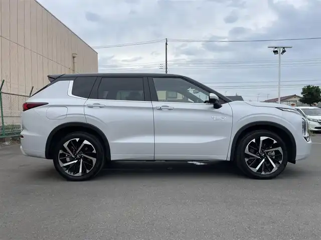 三菱 アウトランダー ＰＨＥＶ P 東京都 2022(令4)年 1.8万km ホワイトダイヤモンド 純正ナビ/マルチアラウンドモニター/衝突被害軽減ブレーキ/後側方車両検知警報システム/車線逸脱警報/レーダークルーズ/シートヒーター/パワーシート/エレクトリックテールゲート/ETC/ワイヤレス充電器
