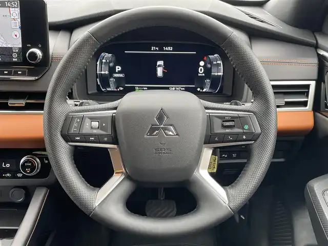 三菱 アウトランダー ＰＨＥＶ P 東京都 2022(令4)年 1.8万km ホワイトダイヤモンド 純正ナビ/マルチアラウンドモニター/衝突被害軽減ブレーキ/後側方車両検知警報システム/車線逸脱警報/レーダークルーズ/シートヒーター/パワーシート/エレクトリックテールゲート/ETC/ワイヤレス充電器