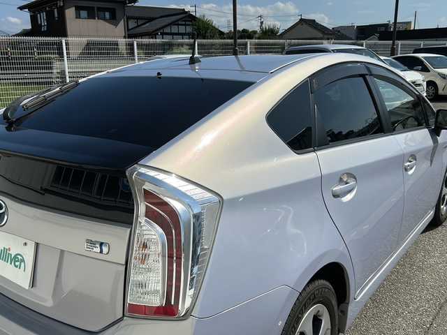 トヨタ プリウス S 富山県 2015(平27)年 7.5万km ライトパープルマイカ スマートキー×２/社外メモリーナビ(CN-F1D)/BD/DVD/MSV/フルセグTV/ハンズフリー/バックカメラ/ビルトインETC/ドラレコ(HDR-101)/プッシュスタート/電格ウィンカーミラー/純正フロアマット/純正ドアバイザー/トノカバー/LEDヘッドライト/ISOFIX対応/ステアリングスイッチ/純正15インチAW/横滑り防止装置/保証書・取説・ナビ取説
