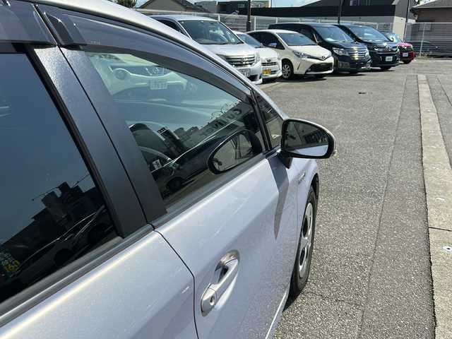 トヨタ プリウス S 富山県 2015(平27)年 7.5万km ライトパープルマイカ スマートキー×２/社外メモリーナビ(CN-F1D)/BD/DVD/MSV/フルセグTV/ハンズフリー/バックカメラ/ビルトインETC/ドラレコ(HDR-101)/プッシュスタート/電格ウィンカーミラー/純正フロアマット/純正ドアバイザー/トノカバー/LEDヘッドライト/ISOFIX対応/ステアリングスイッチ/純正15インチAW/横滑り防止装置/保証書・取説・ナビ取説