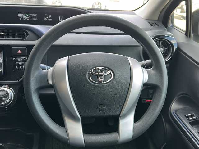 トヨタ アクア S 福井県 2016(平28)年 13.2万km グレーメタリック 社外メモリナビゲーション/（CD/DVD）/ワンセグテレビ/バックカメラ/プリクラッシュセーフティ/レーンキープアシスト/ドライブレコーダー/ETC/オートライト/オートハイビーム/電動格納ミラー/スマートキー/プッシュスタート/保証書/取扱説明書