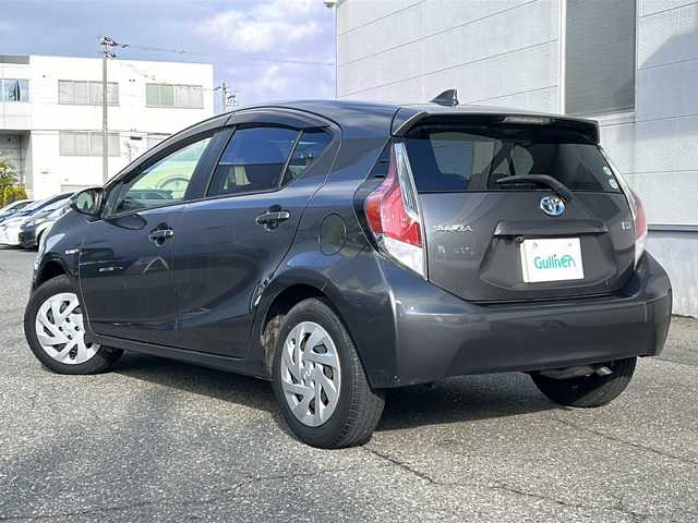 トヨタ アクア S 福井県 2016(平28)年 13.2万km グレーメタリック 社外メモリナビゲーション/（CD/DVD）/ワンセグテレビ/バックカメラ/プリクラッシュセーフティ/レーンキープアシスト/ドライブレコーダー/ETC/オートライト/オートハイビーム/電動格納ミラー/スマートキー/プッシュスタート/保証書/取扱説明書