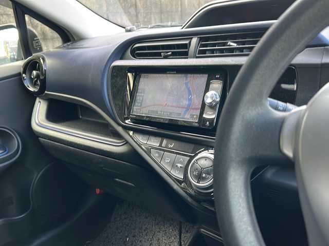 トヨタ アクア S 福井県 2016(平28)年 13.2万km グレーメタリック 社外メモリナビゲーション/（CD/DVD）/ワンセグテレビ/バックカメラ/プリクラッシュセーフティ/レーンキープアシスト/ドライブレコーダー/ETC/オートライト/オートハイビーム/電動格納ミラー/スマートキー/プッシュスタート/保証書/取扱説明書