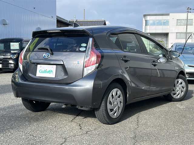 トヨタ アクア S 福井県 2016(平28)年 13.2万km グレーメタリック 社外メモリナビゲーション/（CD/DVD）/ワンセグテレビ/バックカメラ/プリクラッシュセーフティ/レーンキープアシスト/ドライブレコーダー/ETC/オートライト/オートハイビーム/電動格納ミラー/スマートキー/プッシュスタート/保証書/取扱説明書