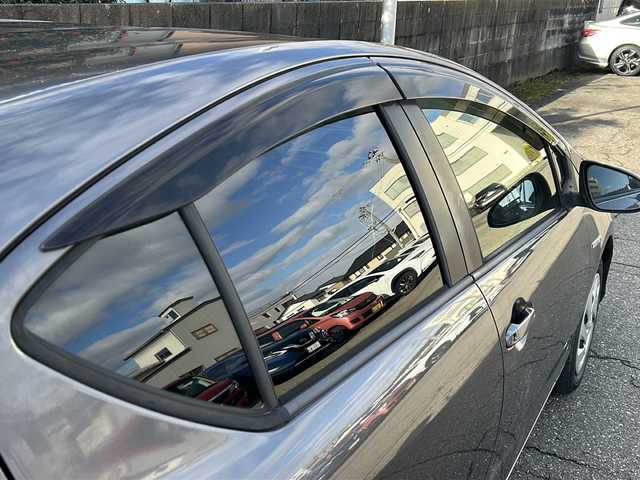 トヨタ アクア S 福井県 2016(平28)年 13.2万km グレーメタリック 社外メモリナビゲーション/（CD/DVD）/ワンセグテレビ/バックカメラ/プリクラッシュセーフティ/レーンキープアシスト/ドライブレコーダー/ETC/オートライト/オートハイビーム/電動格納ミラー/スマートキー/プッシュスタート/保証書/取扱説明書