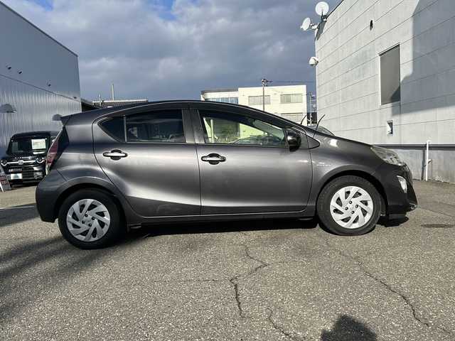 トヨタ アクア S 福井県 2016(平28)年 13.2万km グレーメタリック 社外メモリナビゲーション/（CD/DVD）/ワンセグテレビ/バックカメラ/プリクラッシュセーフティ/レーンキープアシスト/ドライブレコーダー/ETC/オートライト/オートハイビーム/電動格納ミラー/スマートキー/プッシュスタート/保証書/取扱説明書