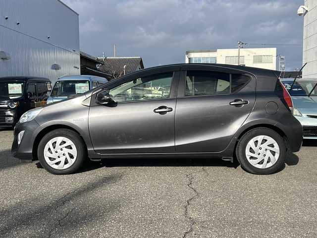 トヨタ アクア S 福井県 2016(平28)年 13.2万km グレーメタリック 社外メモリナビゲーション/（CD/DVD）/ワンセグテレビ/バックカメラ/プリクラッシュセーフティ/レーンキープアシスト/ドライブレコーダー/ETC/オートライト/オートハイビーム/電動格納ミラー/スマートキー/プッシュスタート/保証書/取扱説明書