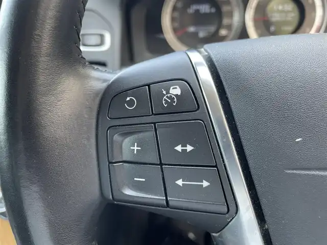 ボルボ ＸＣ６０ T5 茨城県 2012(平24)年 10.5万km 黒 純正ナビ/フルセグ/衝突被害軽減ブレーキ/車線逸脱抑制装置/クルーズコントロール/ソナー/ETC/シートヒーター/純正18インチAW/スマートキー