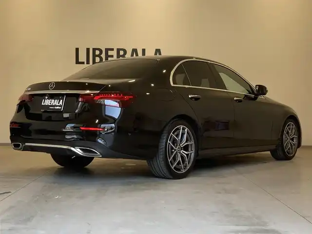 メルセデス・ベンツ Ｅ２００ スポーツ 熊本県 2021(令3)年 1.9万km オブシディアンブラック ・スマートキー/・プッシュスタート/・パノラマサンルーフ /・アクティブステアリングアシスト/・アクティブレーンキーピングアシスト/・道路標識アシスト/・アクティブブレーキアシスト/・アテンションアシスト/・信号表示/・ブラインドスポットモニター/・レーンチェンジアシスト/・インテリジェントライトシステム/・クルーズコントロール(追従式)/・黒革シート/・前席パワーシート/・全席シートヒーター /・純正メモリナビ/　【Bluetooth・USB・AppleCarPlay・AndroidAuto】/・Burmesterサウンドシステム/・フルセグTV/・全方位カメラ/・ETC2.0/・ヘッドアップディスプレイ/・パワートランク/・LEDヘッドランプ/・純正マット/・保証書/取説