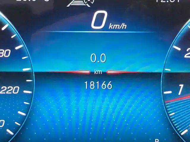 メルセデス・ベンツ Ｅ２００ スポーツ 熊本県 2021(令3)年 1.9万km オブシディアンブラック ・スマートキー/・プッシュスタート/・パノラマサンルーフ /・アクティブステアリングアシスト/・アクティブレーンキーピングアシスト/・道路標識アシスト/・アクティブブレーキアシスト/・アテンションアシスト/・信号表示/・ブラインドスポットモニター/・レーンチェンジアシスト/・インテリジェントライトシステム/・クルーズコントロール(追従式)/・黒革シート/・前席パワーシート/・全席シートヒーター /・純正メモリナビ/　【Bluetooth・USB・AppleCarPlay・AndroidAuto】/・Burmesterサウンドシステム/・フルセグTV/・全方位カメラ/・ETC2.0/・ヘッドアップディスプレイ/・パワートランク/・LEDヘッドランプ/・純正マット/・保証書/取説