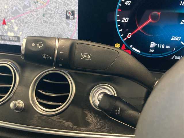 メルセデス・ベンツ Ｅ２００ スポーツ 熊本県 2021(令3)年 1.9万km オブシディアンブラック ・スマートキー/・プッシュスタート/・パノラマサンルーフ /・アクティブステアリングアシスト/・アクティブレーンキーピングアシスト/・道路標識アシスト/・アクティブブレーキアシスト/・アテンションアシスト/・信号表示/・ブラインドスポットモニター/・レーンチェンジアシスト/・インテリジェントライトシステム/・クルーズコントロール(追従式)/・黒革シート/・前席パワーシート/・全席シートヒーター /・純正メモリナビ/　【Bluetooth・USB・AppleCarPlay・AndroidAuto】/・Burmesterサウンドシステム/・フルセグTV/・全方位カメラ/・ETC2.0/・ヘッドアップディスプレイ/・パワートランク/・LEDヘッドランプ/・純正マット/・保証書/取説