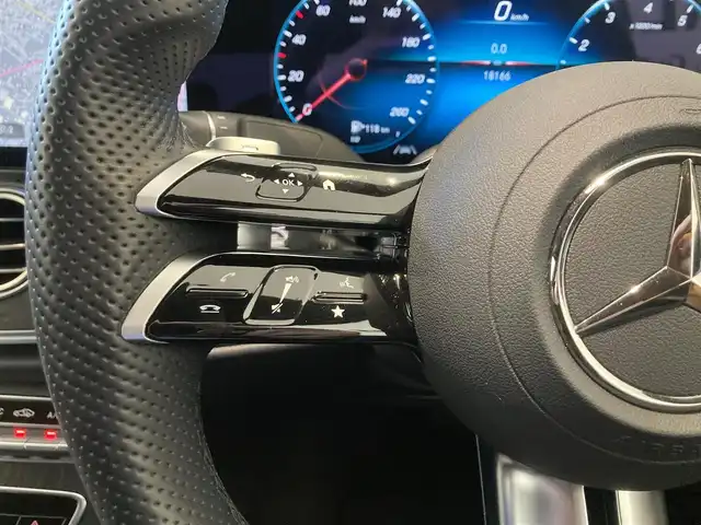 メルセデス・ベンツ Ｅ２００ スポーツ 熊本県 2021(令3)年 1.9万km オブシディアンブラック ・スマートキー/・プッシュスタート/・パノラマサンルーフ /・アクティブステアリングアシスト/・アクティブレーンキーピングアシスト/・道路標識アシスト/・アクティブブレーキアシスト/・アテンションアシスト/・信号表示/・ブラインドスポットモニター/・レーンチェンジアシスト/・インテリジェントライトシステム/・クルーズコントロール(追従式)/・黒革シート/・前席パワーシート/・全席シートヒーター /・純正メモリナビ/　【Bluetooth・USB・AppleCarPlay・AndroidAuto】/・Burmesterサウンドシステム/・フルセグTV/・全方位カメラ/・ETC2.0/・ヘッドアップディスプレイ/・パワートランク/・LEDヘッドランプ/・純正マット/・保証書/取説