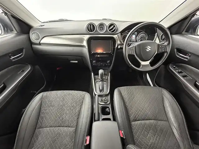 スズキ エスクード 1．4 ターボ 道央・札幌 2019(平31)年 3.9万km クールホワイトパール ・ワンオーナー/・４WD/・寒冷地仕様/・社外メモリナビ/・バックカメラ/・CD／DVDフルセグ／Bluetooth/・社外ETC/・純正ドライブレコーダー/・純正エンジンスターター/・デュアルカメラブレーキサポート/・アダプティブクルーズコントロール/・ヒルディセントコントロール/・レーンキープアシズト/・盗難防止装置/・横滑り防止装置/・前席シートヒーター/・ハーフレザーシート/・純正フロアマット/・LEDヘッドライト/・フォグランプ/・純正AW17インチ/・積込スタッドレスタイヤ純正AW17インチ/・スマートキー/・プッシュスタート/・取扱説明書/・保証書