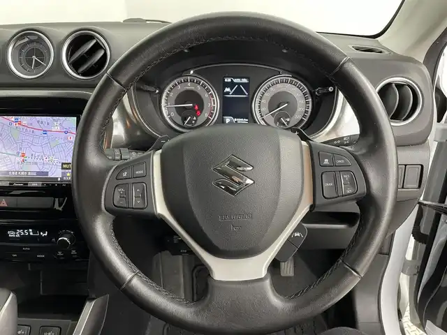 スズキ エスクード 1．4 ターボ 道央・札幌 2019(平31)年 3.9万km クールホワイトパール ・ワンオーナー/・４WD/・寒冷地仕様/・社外メモリナビ/・バックカメラ/・CD／DVDフルセグ／Bluetooth/・社外ETC/・純正ドライブレコーダー/・純正エンジンスターター/・デュアルカメラブレーキサポート/・アダプティブクルーズコントロール/・ヒルディセントコントロール/・レーンキープアシズト/・盗難防止装置/・横滑り防止装置/・前席シートヒーター/・ハーフレザーシート/・純正フロアマット/・LEDヘッドライト/・フォグランプ/・純正AW17インチ/・積込スタッドレスタイヤ純正AW17インチ/・スマートキー/・プッシュスタート/・取扱説明書/・保証書