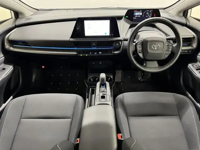 トヨタ プリウス G 三重県 2023(令5)年 1.2万km プラチナホワイトパールマイカ モデリスタエアロ（F/S/R）/WORK 19インチAW/　『LANVEC（ランベック）LM-1』/純正 8インチディスプレイオーディオ＆ナビ/（FM/AM/TV/Bluetooth/USB/iPod//CarPlay/AndroidAuto/Miracast）/バックガイドモニター/RSR ダウンサス/ドライブレコーダー 全方位/ビルトイン ETC2.0/Toyota Safety Sense/●プリクラッシュセーフティ/●レーントレーシングアシスト＋レーンディパーチャーアラート/●レーダークルコン（全車速追従機能付）/●オートハイビーム/●ロードサインアシスト/●ドライバー異常時対応システム/●プロアクティブドライビングアシスト/●発進遅れ告知機能［TMN］/・ブラインドスポットモニター/・あんしん降車アシスト［SEA］/・後方車両接近告知　など/装備/・AC100Vアクセサリーコンセント（1500W）/・シートヒーター（D/N）/・LEDオートヘッドランプ/・オートエアコン/・電子パーキングブレーキ＆ブレーキホールド/・ステアリングスイッチ/・プッシュスタート/・保/取/・スマートキーx2/禁煙車