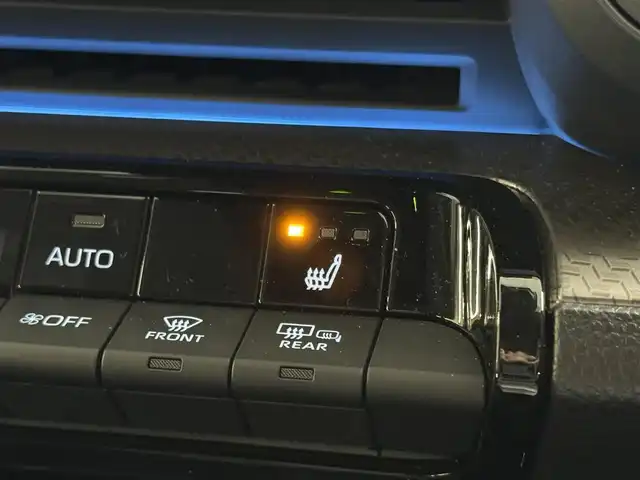 トヨタ プリウス G 三重県 2023(令5)年 1.2万km プラチナホワイトパールマイカ モデリスタエアロ（F/S/R）/WORK 19インチAW/　『LANVEC（ランベック）LM-1』/純正 8インチディスプレイオーディオ＆ナビ/（FM/AM/TV/Bluetooth/USB/iPod//CarPlay/AndroidAuto/Miracast）/バックガイドモニター/RSR ダウンサス/ドライブレコーダー 全方位/ビルトイン ETC2.0/Toyota Safety Sense/●プリクラッシュセーフティ/●レーントレーシングアシスト＋レーンディパーチャーアラート/●レーダークルコン（全車速追従機能付）/●オートハイビーム/●ロードサインアシスト/●ドライバー異常時対応システム/●プロアクティブドライビングアシスト/●発進遅れ告知機能［TMN］/・ブラインドスポットモニター/・あんしん降車アシスト［SEA］/・後方車両接近告知　など/装備/・AC100Vアクセサリーコンセント（1500W）/・シートヒーター（D/N）/・LEDオートヘッドランプ/・オートエアコン/・電子パーキングブレーキ＆ブレーキホールド/・ステアリングスイッチ/・プッシュスタート/・保/取/・スマートキーx2/禁煙車