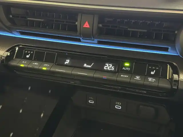 トヨタ プリウス G 三重県 2023(令5)年 1.2万km プラチナホワイトパールマイカ モデリスタエアロ（F/S/R）/WORK 19インチAW/　『LANVEC（ランベック）LM-1』/純正 8インチディスプレイオーディオ＆ナビ/（FM/AM/TV/Bluetooth/USB/iPod//CarPlay/AndroidAuto/Miracast）/バックガイドモニター/RSR ダウンサス/ドライブレコーダー 全方位/ビルトイン ETC2.0/Toyota Safety Sense/●プリクラッシュセーフティ/●レーントレーシングアシスト＋レーンディパーチャーアラート/●レーダークルコン（全車速追従機能付）/●オートハイビーム/●ロードサインアシスト/●ドライバー異常時対応システム/●プロアクティブドライビングアシスト/●発進遅れ告知機能［TMN］/・ブラインドスポットモニター/・あんしん降車アシスト［SEA］/・後方車両接近告知　など/装備/・AC100Vアクセサリーコンセント（1500W）/・シートヒーター（D/N）/・LEDオートヘッドランプ/・オートエアコン/・電子パーキングブレーキ＆ブレーキホールド/・ステアリングスイッチ/・プッシュスタート/・保/取/・スマートキーx2/禁煙車