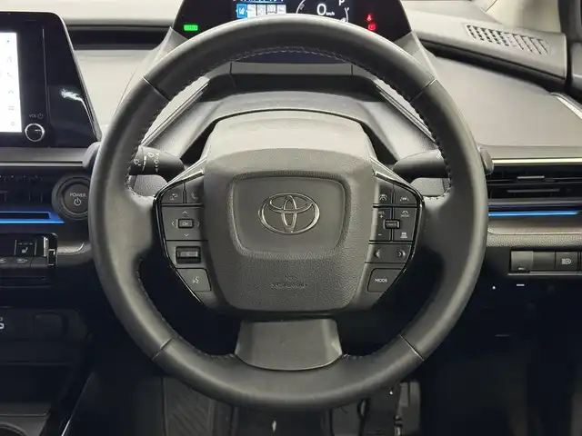 トヨタ プリウス G 三重県 2023(令5)年 1.2万km プラチナホワイトパールマイカ モデリスタエアロ（F/S/R）/WORK 19インチAW/　『LANVEC（ランベック）LM-1』/純正 8インチディスプレイオーディオ＆ナビ/（FM/AM/TV/Bluetooth/USB/iPod//CarPlay/AndroidAuto/Miracast）/バックガイドモニター/RSR ダウンサス/ドライブレコーダー 全方位/ビルトイン ETC2.0/Toyota Safety Sense/●プリクラッシュセーフティ/●レーントレーシングアシスト＋レーンディパーチャーアラート/●レーダークルコン（全車速追従機能付）/●オートハイビーム/●ロードサインアシスト/●ドライバー異常時対応システム/●プロアクティブドライビングアシスト/●発進遅れ告知機能［TMN］/・ブラインドスポットモニター/・あんしん降車アシスト［SEA］/・後方車両接近告知　など/装備/・AC100Vアクセサリーコンセント（1500W）/・シートヒーター（D/N）/・LEDオートヘッドランプ/・オートエアコン/・電子パーキングブレーキ＆ブレーキホールド/・ステアリングスイッチ/・プッシュスタート/・保/取/・スマートキーx2/禁煙車
