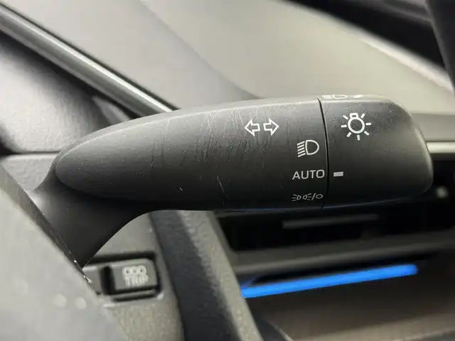 トヨタ プリウス G 三重県 2023(令5)年 1.2万km プラチナホワイトパールマイカ モデリスタエアロ（F/S/R）/WORK 19インチAW/　『LANVEC（ランベック）LM-1』/純正 8インチディスプレイオーディオ＆ナビ/（FM/AM/TV/Bluetooth/USB/iPod//CarPlay/AndroidAuto/Miracast）/バックガイドモニター/RSR ダウンサス/ドライブレコーダー 全方位/ビルトイン ETC2.0/Toyota Safety Sense/●プリクラッシュセーフティ/●レーントレーシングアシスト＋レーンディパーチャーアラート/●レーダークルコン（全車速追従機能付）/●オートハイビーム/●ロードサインアシスト/●ドライバー異常時対応システム/●プロアクティブドライビングアシスト/●発進遅れ告知機能［TMN］/・ブラインドスポットモニター/・あんしん降車アシスト［SEA］/・後方車両接近告知　など/装備/・AC100Vアクセサリーコンセント（1500W）/・シートヒーター（D/N）/・LEDオートヘッドランプ/・オートエアコン/・電子パーキングブレーキ＆ブレーキホールド/・ステアリングスイッチ/・プッシュスタート/・保/取/・スマートキーx2/禁煙車