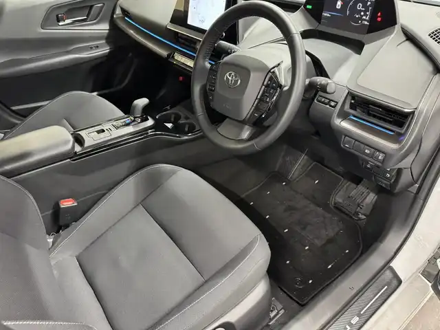 トヨタ プリウス G 三重県 2023(令5)年 1.2万km プラチナホワイトパールマイカ モデリスタエアロ（F/S/R）/WORK 19インチAW/　『LANVEC（ランベック）LM-1』/純正 8インチディスプレイオーディオ＆ナビ/（FM/AM/TV/Bluetooth/USB/iPod//CarPlay/AndroidAuto/Miracast）/バックガイドモニター/RSR ダウンサス/ドライブレコーダー 全方位/ビルトイン ETC2.0/Toyota Safety Sense/●プリクラッシュセーフティ/●レーントレーシングアシスト＋レーンディパーチャーアラート/●レーダークルコン（全車速追従機能付）/●オートハイビーム/●ロードサインアシスト/●ドライバー異常時対応システム/●プロアクティブドライビングアシスト/●発進遅れ告知機能［TMN］/・ブラインドスポットモニター/・あんしん降車アシスト［SEA］/・後方車両接近告知　など/装備/・AC100Vアクセサリーコンセント（1500W）/・シートヒーター（D/N）/・LEDオートヘッドランプ/・オートエアコン/・電子パーキングブレーキ＆ブレーキホールド/・ステアリングスイッチ/・プッシュスタート/・保/取/・スマートキーx2/禁煙車