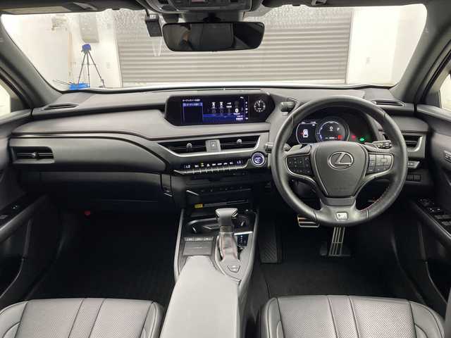 レクサス ＵＸ 250h Fスポーツ 三重県 2019(令1)年 6.9万km ホワイトノーヴァガラスフレーク 禁煙車/サンルーフ/置くだけ充電/純正ナビ/・CD・DVD・AUX・フルセグ・AM・FM・BT/バックカメラ/レーダークルーズコントロール/オートハイビーム/クリアランスソナー/プリクラッシュセーフティ/運転席・助手席パワーシート（運転席メモリー付き）/運転席・助手席シートヒーター/ステアリングヒーター/純正18インチアルミ/純正フロアマット/電子パーキング/パドルシフト/LEDヘッドライト/フォグライト/スペアキー/カードキー