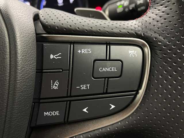 レクサス ＵＸ 250h Fスポーツ 三重県 2019(令1)年 6.9万km ホワイトノーヴァガラスフレーク 禁煙車/サンルーフ/置くだけ充電/純正ナビ/・CD・DVD・AUX・フルセグ・AM・FM・BT/バックカメラ/レーダークルーズコントロール/オートハイビーム/クリアランスソナー/プリクラッシュセーフティ/運転席・助手席パワーシート（運転席メモリー付き）/運転席・助手席シートヒーター/ステアリングヒーター/純正18インチアルミ/純正フロアマット/電子パーキング/パドルシフト/LEDヘッドライト/フォグライト/スペアキー/カードキー