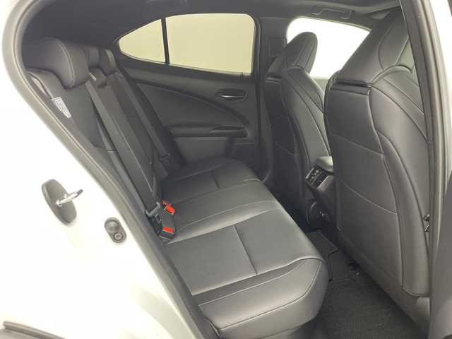 レクサス ＵＸ 250h Fスポーツ 三重県 2019(令1)年 6.9万km ホワイトノーヴァガラスフレーク 禁煙車/サンルーフ/置くだけ充電/純正ナビ/・CD・DVD・AUX・フルセグ・AM・FM・BT/バックカメラ/レーダークルーズコントロール/オートハイビーム/クリアランスソナー/プリクラッシュセーフティ/運転席・助手席パワーシート（運転席メモリー付き）/運転席・助手席シートヒーター/ステアリングヒーター/純正18インチアルミ/純正フロアマット/電子パーキング/パドルシフト/LEDヘッドライト/フォグライト/スペアキー/カードキー