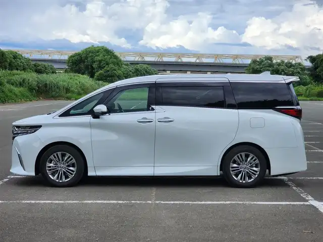 トヨタ アルファードハイブリット Z 福岡県 2025(令7)年 0.6万km パール ワンオーナー/純正ナビ・フルセグTV/（Bluetooth・HDMI）/純正13.2フリップダウンモニター/左右独立ムーンルーフ・パワーサンシェード/セーフティーセンス・パーキングサポートブレーキ/ブラインドスポットモニター/パノラミックビューモニター/デジタルインナーミラー/両側パワースライドドア/パワーバックドア/純正18インチアルミホイール/ブラックレザーシート/（パワーシート・エアシート）/二列目エグゼクティブパワーシート/（エアシート・シートヒーター）/前後ドライブレコーダー/置くだけ充電/新車時保証書/取扱説明書