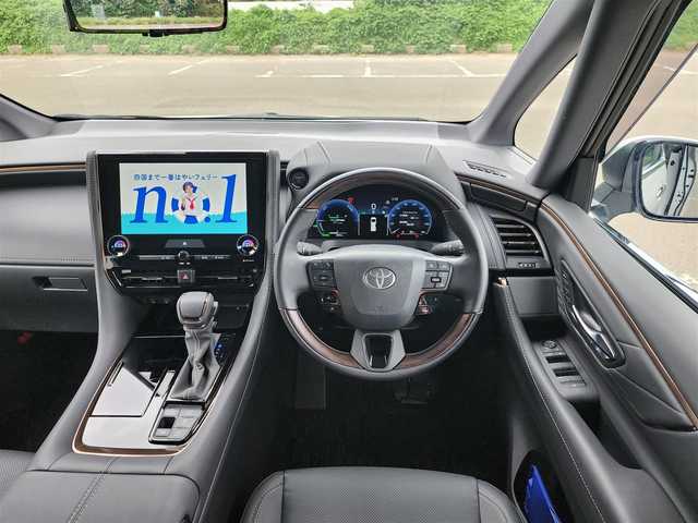 トヨタ アルファードハイブリット Z 福岡県 2025(令7)年 0.6万km パール ワンオーナー/純正ナビ・フルセグTV/（Bluetooth・HDMI）/純正13.2フリップダウンモニター/左右独立ムーンルーフ・パワーサンシェード/セーフティーセンス・パーキングサポートブレーキ/ブラインドスポットモニター/パノラミックビューモニター/デジタルインナーミラー/両側パワースライドドア/パワーバックドア/純正18インチアルミホイール/ブラックレザーシート/（パワーシート・エアシート）/二列目エグゼクティブパワーシート/（エアシート・シートヒーター）/前後ドライブレコーダー/置くだけ充電/新車時保証書/取扱説明書