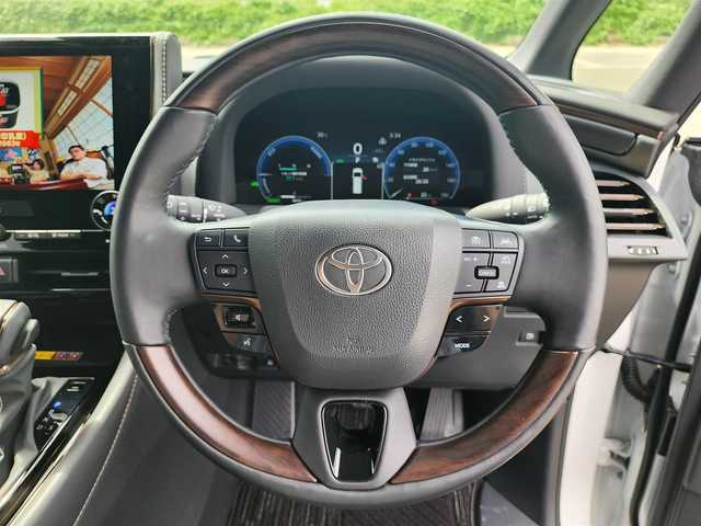 トヨタ アルファードハイブリット Z 福岡県 2025(令7)年 0.6万km パール ワンオーナー/純正ナビ・フルセグTV/（Bluetooth・HDMI）/純正13.2フリップダウンモニター/左右独立ムーンルーフ・パワーサンシェード/セーフティーセンス・パーキングサポートブレーキ/ブラインドスポットモニター/パノラミックビューモニター/デジタルインナーミラー/両側パワースライドドア/パワーバックドア/純正18インチアルミホイール/ブラックレザーシート/（パワーシート・エアシート）/二列目エグゼクティブパワーシート/（エアシート・シートヒーター）/前後ドライブレコーダー/置くだけ充電/新車時保証書/取扱説明書
