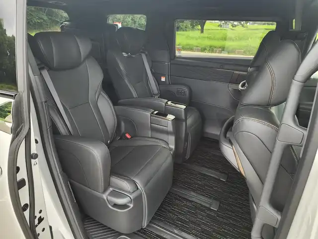トヨタ アルファードハイブリット Z 福岡県 2025(令7)年 0.6万km パール ワンオーナー/純正ナビ・フルセグTV/（Bluetooth・HDMI）/純正13.2フリップダウンモニター/左右独立ムーンルーフ・パワーサンシェード/セーフティーセンス・パーキングサポートブレーキ/ブラインドスポットモニター/パノラミックビューモニター/デジタルインナーミラー/両側パワースライドドア/パワーバックドア/純正18インチアルミホイール/ブラックレザーシート/（パワーシート・エアシート）/二列目エグゼクティブパワーシート/（エアシート・シートヒーター）/前後ドライブレコーダー/置くだけ充電/新車時保証書/取扱説明書
