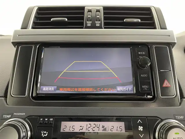 トヨタ ランドクルーザー プラド TX Lパッケージ 大分県 2016(平28)年 7.7万km ダークスチールマイカ 純正SDナビ　/（フルセグ/CD/DVD/Bluetooth）/フリップダウンモニター/レザーシート/パワーシート/シートヒーター/バックカメラ/クルーズコントロール/４WD/ETC/ステアリングスイッチ/7人乗り/電動格納ミラー/スマートキー・プッシュスタート/保証書・取扱説明書