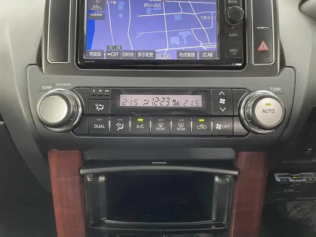 トヨタ ランドクルーザー プラド TX Lパッケージ 大分県 2016(平28)年 7.7万km ダークスチールマイカ 純正SDナビ　/（フルセグ/CD/DVD/Bluetooth）/フリップダウンモニター/レザーシート/パワーシート/シートヒーター/バックカメラ/クルーズコントロール/４WD/ETC/ステアリングスイッチ/7人乗り/電動格納ミラー/スマートキー・プッシュスタート/保証書・取扱説明書
