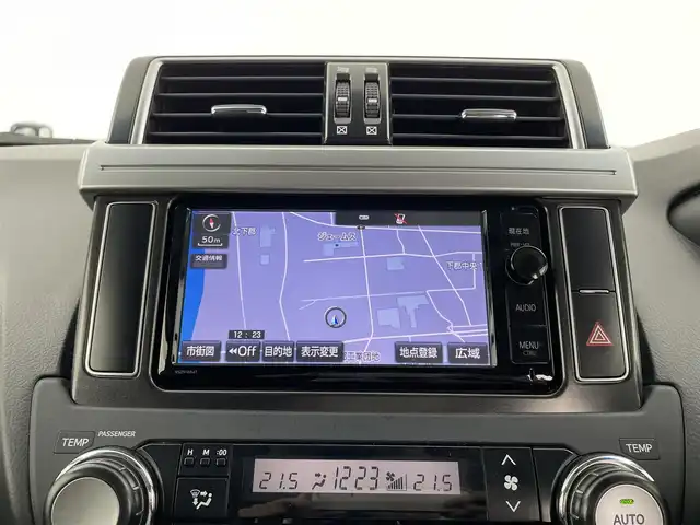 トヨタ ランドクルーザー プラド TX Lパッケージ 大分県 2016(平28)年 7.7万km ダークスチールマイカ 純正SDナビ　/（フルセグ/CD/DVD/Bluetooth）/フリップダウンモニター/レザーシート/パワーシート/シートヒーター/バックカメラ/クルーズコントロール/４WD/ETC/ステアリングスイッチ/7人乗り/電動格納ミラー/スマートキー・プッシュスタート/保証書・取扱説明書