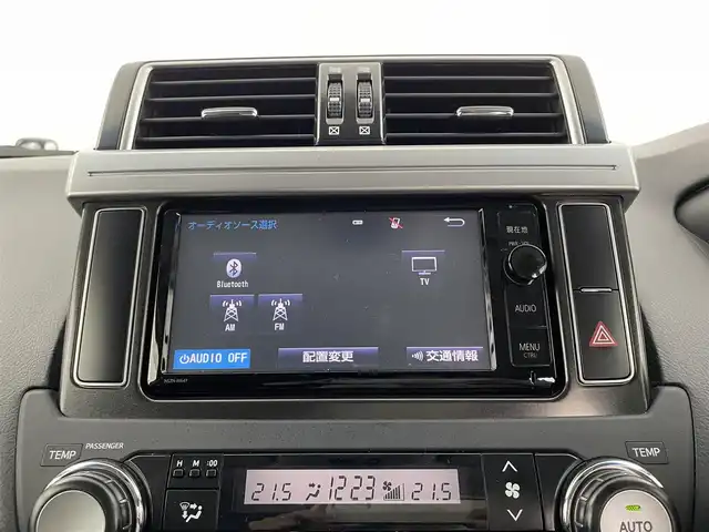 トヨタ ランドクルーザー プラド TX Lパッケージ 大分県 2016(平28)年 7.7万km ダークスチールマイカ 純正SDナビ　/（フルセグ/CD/DVD/Bluetooth）/フリップダウンモニター/レザーシート/パワーシート/シートヒーター/バックカメラ/クルーズコントロール/４WD/ETC/ステアリングスイッチ/7人乗り/電動格納ミラー/スマートキー・プッシュスタート/保証書・取扱説明書