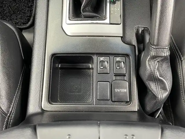 トヨタ ランドクルーザー プラド TX Lパッケージ 大分県 2016(平28)年 7.7万km ダークスチールマイカ 純正SDナビ　/（フルセグ/CD/DVD/Bluetooth）/フリップダウンモニター/レザーシート/パワーシート/シートヒーター/バックカメラ/クルーズコントロール/４WD/ETC/ステアリングスイッチ/7人乗り/電動格納ミラー/スマートキー・プッシュスタート/保証書・取扱説明書