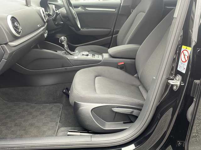 アウディ Ａ３ SB 30TFSI 富山県 2020(令2)年 3.1万km ミトスブラックメタリック 新車時保証書　取扱説明書/純正ナビ/アシスタンスP/コンビニエンスP/ナビP/（フルセグ/SD/BT/CD/DVD/FM/AM）/バックカメラ　ETC2.0/アダプティブクルーズコントロール/アクティブレーンアシスト/アウディサイドアシスト/バーチャルコックピット/コーナーセンサー/スマートキー/純正16インチアルミ