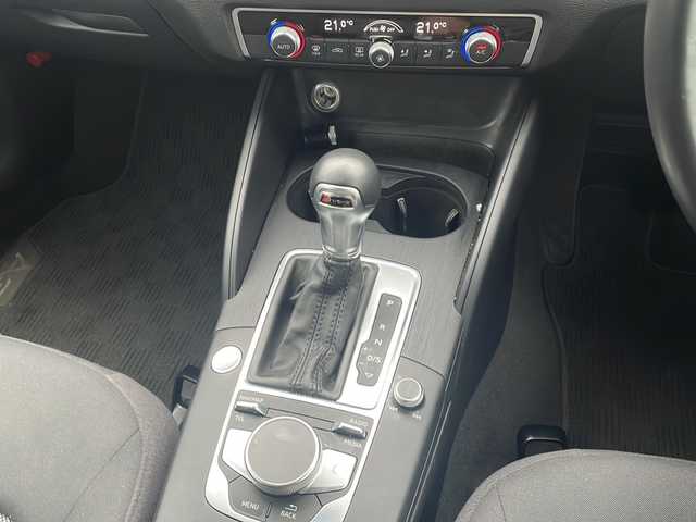 アウディ Ａ３ SB 30TFSI 富山県 2020(令2)年 3.1万km ミトスブラックメタリック 新車時保証書　取扱説明書/純正ナビ/アシスタンスP/コンビニエンスP/ナビP/（フルセグ/SD/BT/CD/DVD/FM/AM）/バックカメラ　ETC2.0/アダプティブクルーズコントロール/アクティブレーンアシスト/アウディサイドアシスト/バーチャルコックピット/コーナーセンサー/スマートキー/純正16インチアルミ