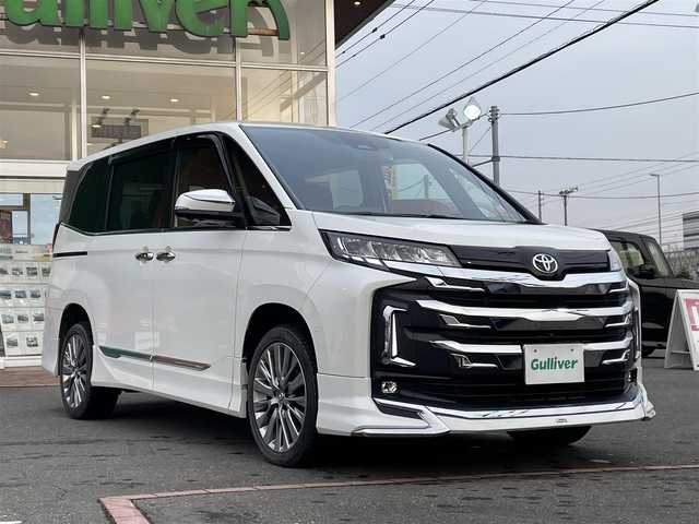 トヨタ ノア S－G 道央・札幌 2022(令4)年 3.2万km ホワイトパールクリスタルシャイン 　4　W　D　/純正ナビ(AM/FM/BT)/フルセグ（走行中視聴不可）/ステアリングリモコン/クルーズコントロール（追従走行あり）/全方位モニター/前席シートヒーター/ドライブレコーダー（前後）/コーナーセンサー（前後）/オートライト/オートマチックハイビーム/フォグランプ/後席サンシェード/両側パワースライドドア/オートブレーキホールド/ウインカーミラー/ドアバイザー/横滑り防止装置/レーンキープアシスト/衝突軽減ブレーキ/盗難防止装置/スペアキー×１/エンジンスターター/積込夏タイヤ/　　（社外AW 225/４０ZR19 22年製 溝4mm）
